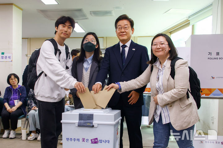 [서울=뉴시스] 조성우 기자 = 이재명 더불어민주당 대선후보가 제21대 대통령 선거 사전투표 첫날인 29일 오전 서울 서대문구 신촌동 주민센터 투표소에서 청년들과 함께 사전투표를 하고 있다. (공동취재) 2025.05.29. photo@newsis.com