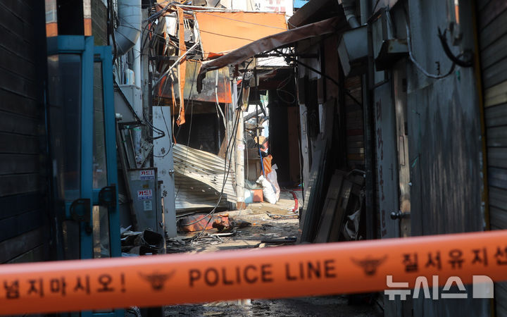 [서울=뉴시스] 김혜진 기자 = 서울 중구 세운대림상가 인근 노후 건물에서 화재가 발생한 이튿날인 29일 건물이 잿더미로 변해있다. 2025.05.29. jini@newsis.com