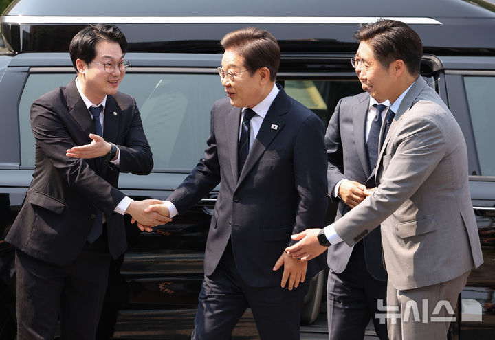 [서울=뉴시스] 조성우 기자 = 이재명 더불어민주당 대선후보가 제21대 대통령 선거 사전투표 첫날인 29일 오전 서울 서대문구 신촌동 주민센터 투표소에 도착하고 있다. (공동취재) 2025.05.29. photo@newsis.com