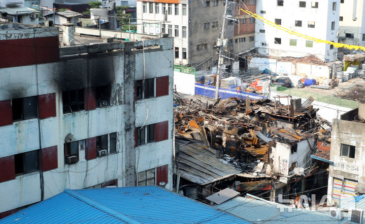 [서울=뉴시스] 김혜진 기자 = 서울 중구 세운대림상가 인근 노후 건물에서 화재가 발생한 이튿날인 29일 건물이 잿더미로 변해있다. 2025.05.29. jini@newsis.com