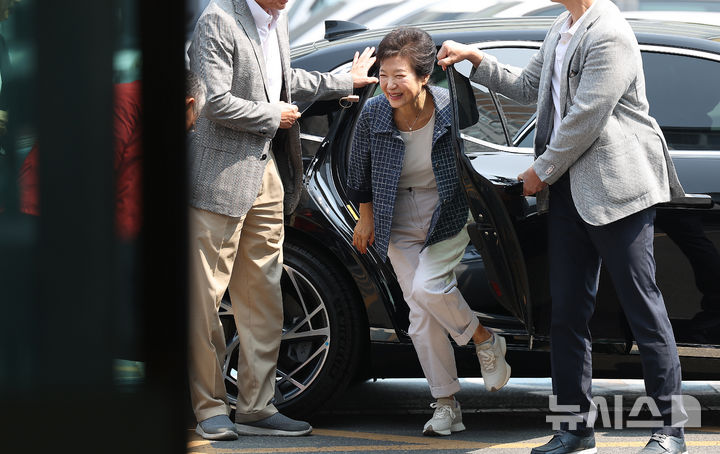 [대구=뉴시스] 이무열 기자 = 박근혜 전 대통령이 29일 대구 달성군 유가읍 행정복지센터에 마련된 제21대 대통령선거 사전투표소로 들어서고 있다. 2025.05.29. lmy@newsis.com