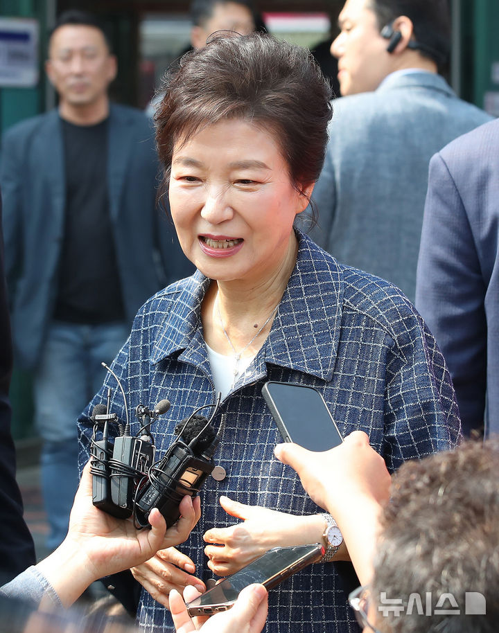 [대구=뉴시스] 이무열 기자 = 박근혜 전 대통령이 29일 대구 달성군 유가읍 행정복지센터에 마련된 제21대 대통령선거 사전투표소에서 투표를 마친 후 취재진 질문에 답하고 있다. 2025.05.29. lmy@newsis.com