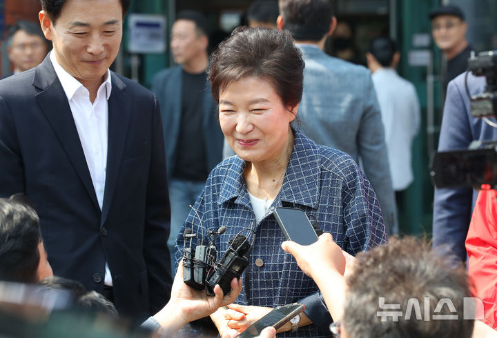 [대구=뉴시스] 이무열 기자 = 박근혜 전 대통령이 29일 대구 달성군 유가읍 행정복지센터에 마련된 제21대 대통령선거 사전투표소에서 투표를 마친 후 취재진 질문에 답하고 있다. 2025.05.29. lmy@newsis.com