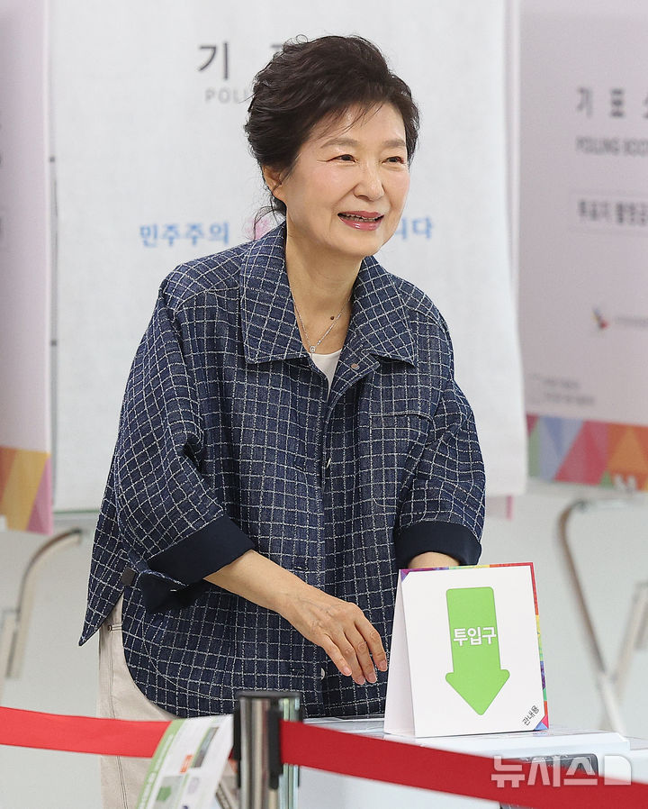 [대구=뉴시스] 이무열 기자 = 박근혜 전 대통령이 29일 대구 달성군 유가읍 행정복지센터에 마련된 제21대 대통령선거 사전투표소에서 투표하고 있다. 2025.05.29. lmy@newsis.com