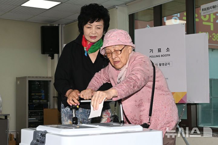 [광주=뉴시스] 이영주 기자 = 광주 남구 거주 100세 이상 어르신인 김인순(101) 여사가 제21대 대통령 선거 사전 투표 첫날인 29일 오전 광주 남구 진월동 행정복지센터에 마련된 사전 투표소에서 투표하고 있다. 2025.05.29. leeyj2578@newsis.com