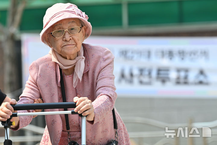 [광주=뉴시스] 이영주 기자 = 광주 남구 거주 100세 이상 어르신인 김인순(101) 여사가 제21대 대통령 선거 사전 투표 첫날인 29일 오전 광주 남구 진월동 행정복지센터에서 사전 투표를 하기 위해 이동하고 있다. 2025.05.29. leeyj2578@newsis.com