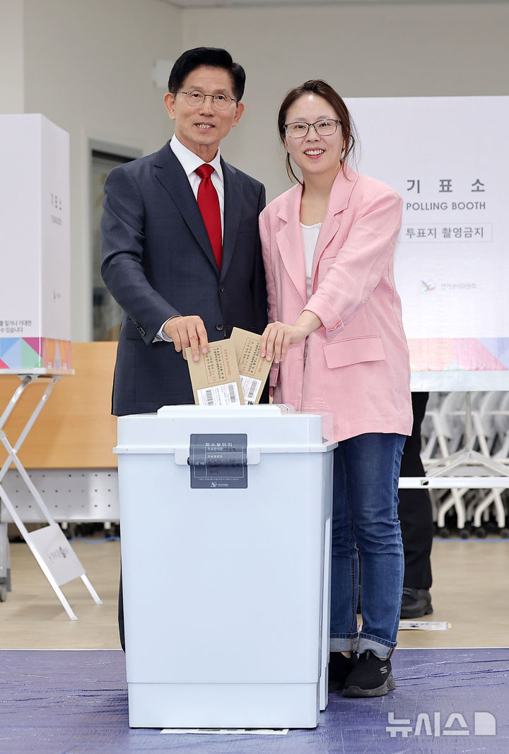 [인천=뉴시스] 권창회 기자 = 김문수 국민의힘 대선 후보가 29일 인천 계양구 계양1동 주민센터에서 딸 김동주 씨와 사전투표를 하고 있다. (공동취재) 2025.05.29. photo@newsis.com
