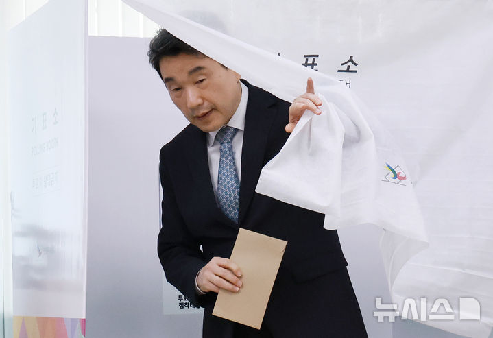 [서울=뉴시스] 고범준 기자 = 이주호 대통령 권한대행 부총리 겸 교육부 장관이 21대 대통령선거 사전투표 첫날인 29일 서울 종로구 삼청동주민센터에 마련된 사전투표소에서 투표 용지에 기표한 뒤 기표소를 나오고 있다. (대통령실통신사진기자단) 2025.05.29. bjko@newsis.com