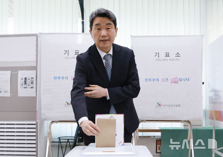 [서울=뉴시스] 고범준 기자 = 이주호 대통령 권한대행 부총리 겸 교육부 장관이 29일 서울 종로구 삼청동주민센터에 마련된 사전투표소에서 21대 대통령선거 사전투표를 하고 있다. (대통령실통신사진기자단) 2025.05.29. bjko@newsis.com