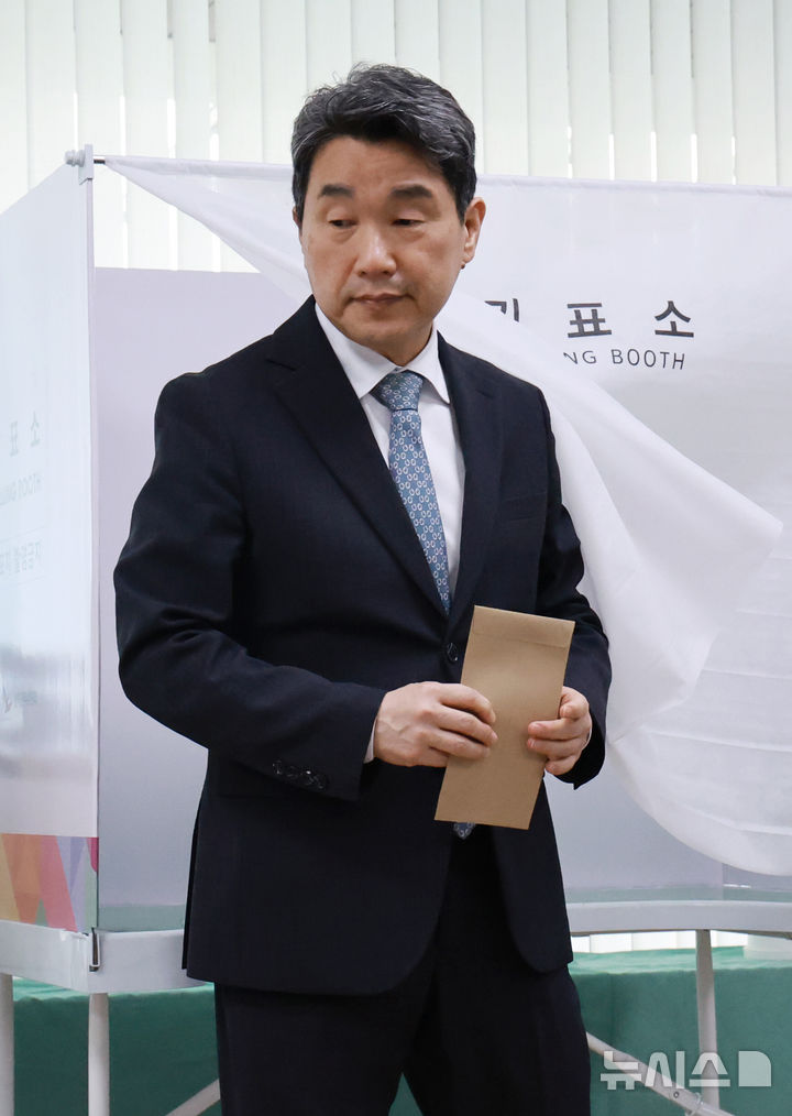 [서울=뉴시스] 고범준 기자 = 이주호 대통령 권한대행 부총리 겸 교육부 장관이 21대 대통령선거 사전투표 첫날인 29일 서울 종로구 삼청동주민센터에 마련된 사전투표소에서 투표 용지에 기표한 뒤 기표소를 나오고 있다. (대통령실통신사진기자단) 2025.05.29. bjko@newsis.com