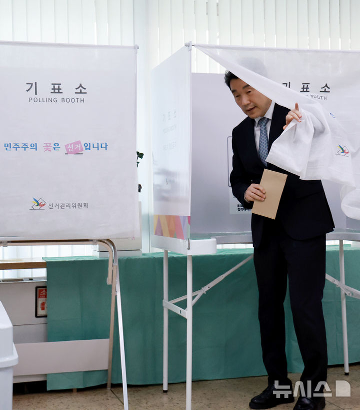 [서울=뉴시스] 고범준 기자 = 이주호 대통령 권한대행 부총리 겸 교육부 장관이 21대 대통령선거 사전투표 첫날인 29일 서울 종로구 삼청동주민센터에 마련된 사전투표소에서 투표 용지에 기표한 뒤 기표소를 나오고 있다. (대통령실통신사진기자단) 2025.05.29. bjko@newsis.com