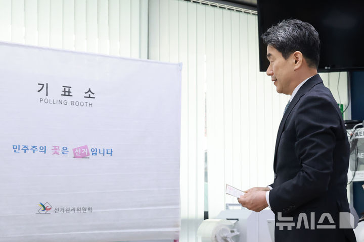 [서울=뉴시스] 고범준 기자 = 이주호 대통령 권한대행 부총리 겸 교육부 장관이 21대 대통령선거 사전투표 첫날인 29일 서울 종로구 삼청동주민센터에 마련된 사전투표소에서 투표 용지를 받고 기표소로 이동하고 있다. (대통령실통신사진기자단) 2025.05.29. bjko@newsis.com