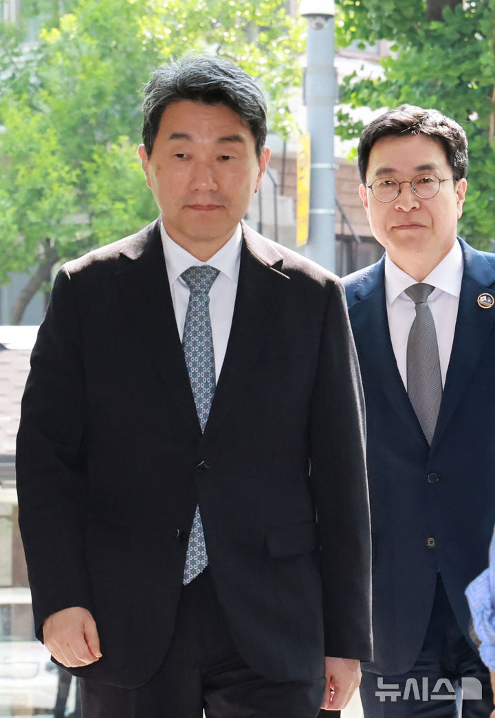 [서울=뉴시스] 고범준 기자 = 이주호 대통령 권한대행 부총리 겸 교육부 장관이 29일 서울 종로구 삼청동주민센터에 마련된 사전투표소에서 21대 대통령선거 사전투표를 하기 위해 들어서고 있다. (대통령실통신사진기자단) 2025.05.29. bjko@newsis.com