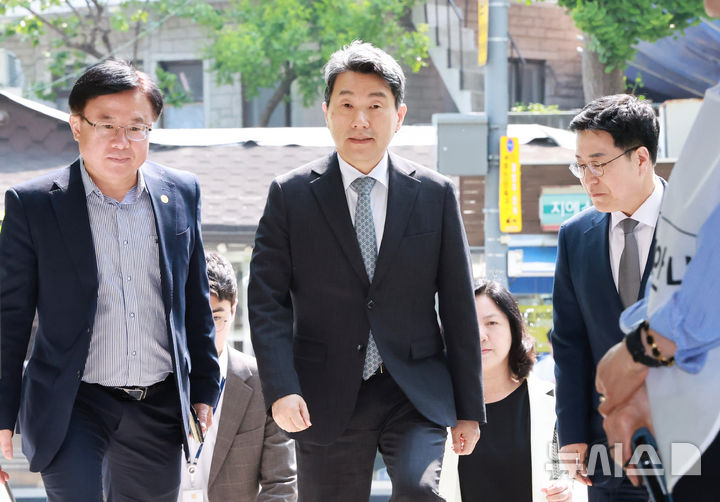 [서울=뉴시스] 고범준 기자 = 이주호 대통령 권한대행 부총리 겸 교육부 장관이 29일 서울 종로구 삼청동주민센터에 마련된 사전투표소에서 21대 대통령선거 사전투표를 하기 위해 들어서고 있다. (대통령실통신사진기자단) 2025.05.29. bjko@newsis.com