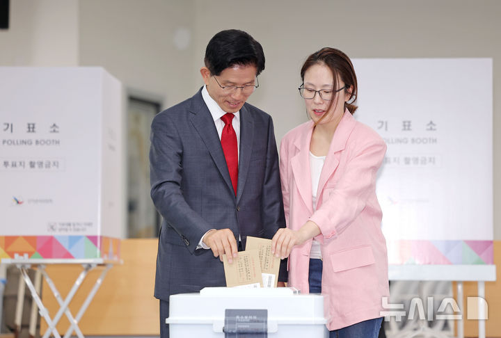 [인천=뉴시스] 권창회 기자 = 김문수 국민의힘 대선 후보가 29일 인천 계양구 계양1동 주민센터에서 딸 김동주 씨와 사전투표를 하고 있다. (공동취재) 2025.05.29. photo@newsis.com