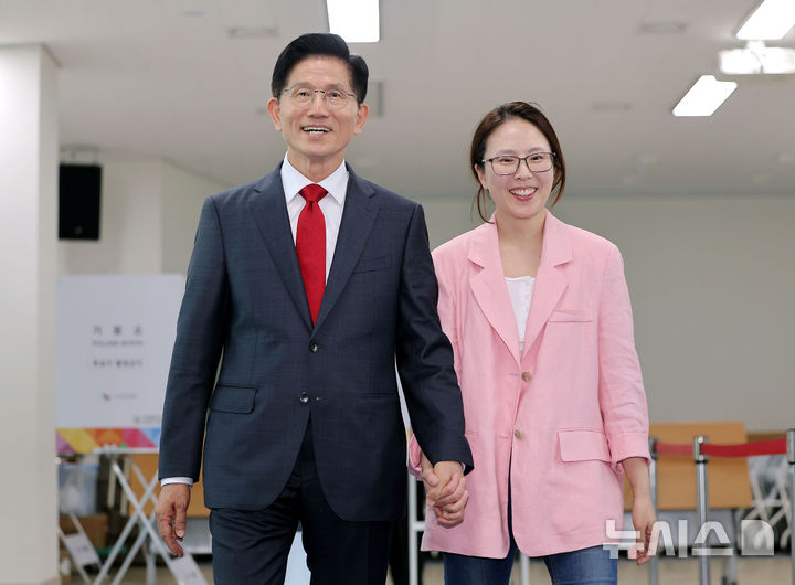 [인천=뉴시스] 권창회 기자 = 김문수 국민의힘 대선 후보와 딸 동주 씨가 29일 인천 계양구 계양1동 주민센터에서 사전투표를 마친 뒤 함께 퇴장하고 있다. (공동취재) 2025.05.29. photo@newsis.com