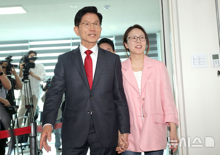 [인천=뉴시스] 권창회 기자 = 김문수 국민의힘 대선 후보와 딸 동주 씨가 29일 인천 계양구 계양1동 주민센터에서 사전투표를 하기 위해 함께 입장하고 있다. (공동취재) 2025.05.29. photo@newsis.com