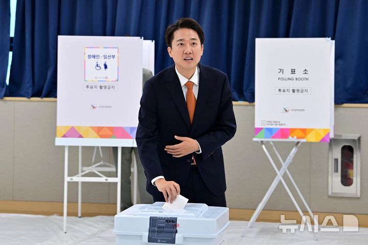 [화성=뉴시스] 김종택 기자 = 이준석 개혁신당 대선 후보가 29일 오전 경기 화성시 동탄9동 행정복지센터에 마련된 사전투표소에서 투표를 하고 있다. (공동취재) 2025.05.29. photo@newsis.com