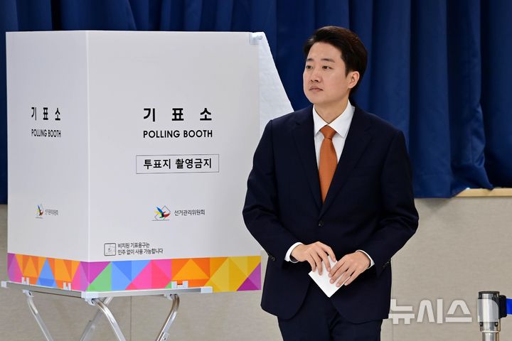 [화성=뉴시스] 김종택 기자 = 이준석 개혁신당 대선 후보가 29일 오전 경기 화성시 동탄9동 행정복지센터에 마련된 사전투표소에서 투표함으로 이동하고 있다. (공동취재) 2025.05.29. photo@newsis.com