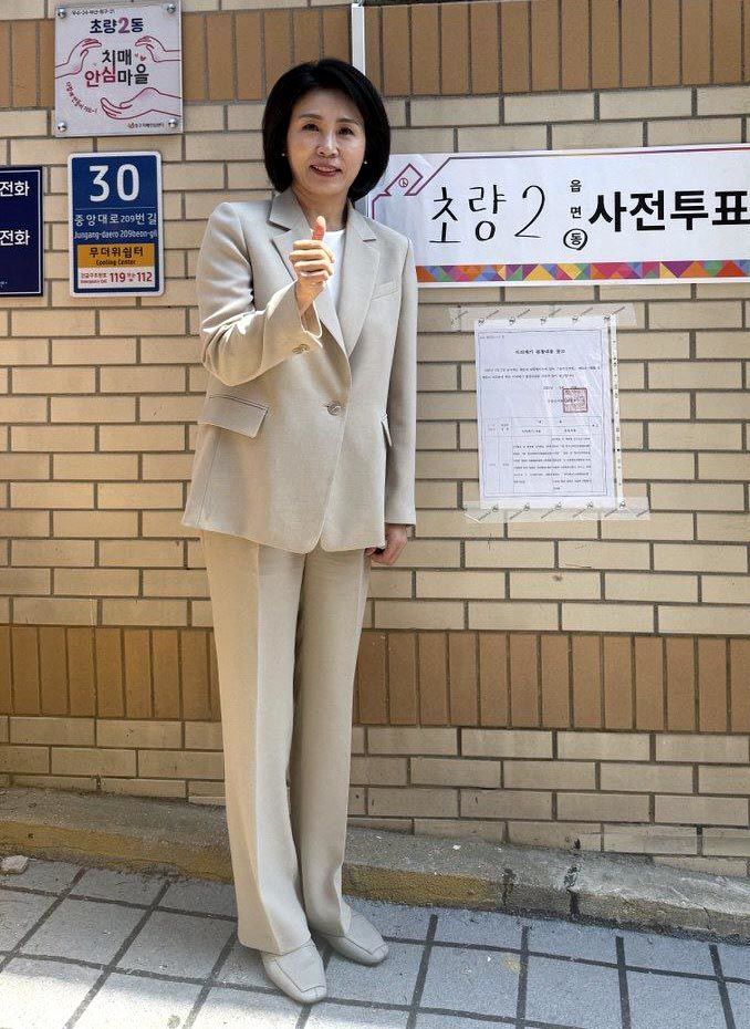 [서울=뉴시스] 조성봉 기자 = 이재명 더불어민주당 대선후보의 배우자인 김혜경 여사가 29일 부산 동구 초량2동 사전투표소에서 투표를 마친뒤 인증샷을 찍고 있다. (사진=더불어민주당 제공) 2025.05.29. photo@newsis.com *재판매 및 DB 금지