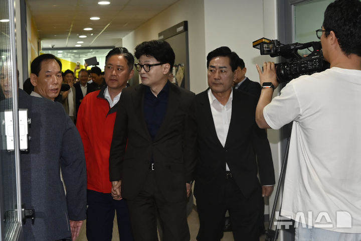 [광주=뉴시스] 박기웅 기자 = 한동훈 전 국민의힘 대표가 제21대 대통령 선거 사전투표 첫날인 지난달 29일 오전 광주 동구 창업지원센터 서남동사전투표소로 들어서고 있다. 2025.05.29. pboxr@newsis.com