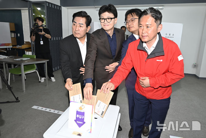[광주=뉴시스] 박기웅 기자 = 국민의힘 한동훈 전 대표가 제21대 대통령 선거 사전투표 첫날인 29일 오전 광주 동구 창업지원센터 서남동사전투표소를 찾아 김정현 광주시당위원장, 김화진 전남도당위원장 등과 투표를 하고 있다. 2025.05.29. pboxr@newsis.com