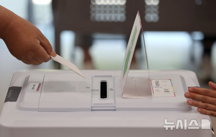 [대구=뉴시스] 이무열 기자 = 제21대 대통령선거 사전투표 첫날인 29일 대구 달성군 유가읍 행정복지센터에 마련된 사전투표소에서 한 유권자가 투표를 하고 있다. 2025.05.29. lmy@newsis.com