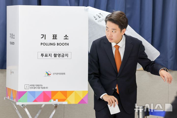 [화성=뉴시스] 김종택 기자 = 이준석 개혁신당 대선 후보가 29일 오전 경기 화성시 동탄9동 행정복지센터에 마련된 사전투표소에서 기표 후 투표함으로 향하고 있다. (공동취재) 2025.05.29. photo@newsis.com