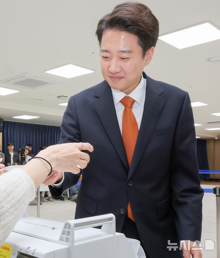 [화성=뉴시스] 김종택 기자 = 이준석 개혁신당 대선 후보가 29일 오전 경기 화성시 동탄9동 행정복지센터에 마련된 사전투표소에서 투표 하기 앞서 신분확인을 받고 있다. (공동취재) 2025.05.29. photo@newsis.com