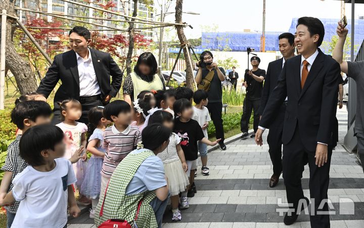 [화성=뉴시스] 김종택 기자 = 이준석 개혁신당 대선 후보가 29일 오전 경기 화성시 동탄9동 행정복지센터에 마련된 사전투표소에로 향하며 어린이들과 인사하고 있다. (공동취재) 2025.05.29. photo@newsis.com