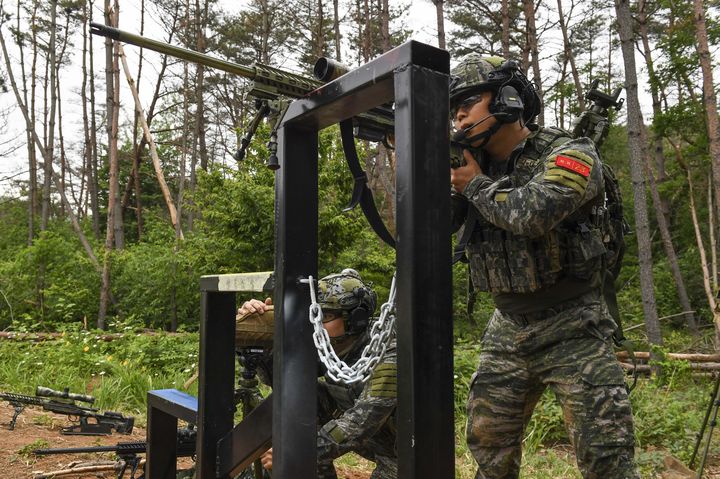 [서울=뉴시스] 해병대사령부는 지난 26일부터 30일까지 경북 포항 수성사격장에서 육·해·공군, 해병대와 미국, 필리핀, 호주 등 총 29개 팀의 저격수들이 참가한 가운데 제4회 해병대사령관배 저격수 경연대회를 실시하고 있다. (사진=해병대사령부 제공) 2025.05.29. photo@newsis.com *재판매 및 DB 금지