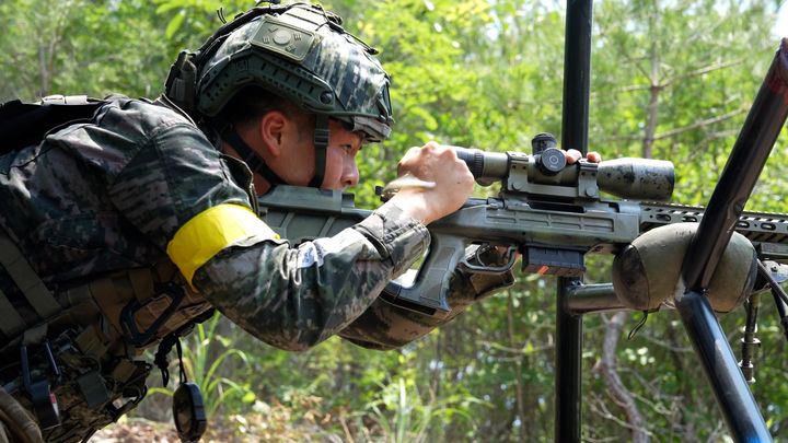 [서울=뉴시스] 해병대사령부는 지난 26일부터 30일까지 경북 포항 수성사격장에서 육·해·공군, 해병대와 미국, 필리핀, 호주 등 총 29개 팀의 저격수들이 참가한 가운데 제4회 해병대사령관배 저격수 경연대회를 실시하고 있다.사진은 제4회 해병대사령관배 저격수 경연대회에 참가한 해병대 저격수가 표적사격 이후 추가사격을 위해 재장전 하고 있다. (사진=해병대사령부 제공) 2025.05.29. photo@newsis.com *재판매 및 DB 금지