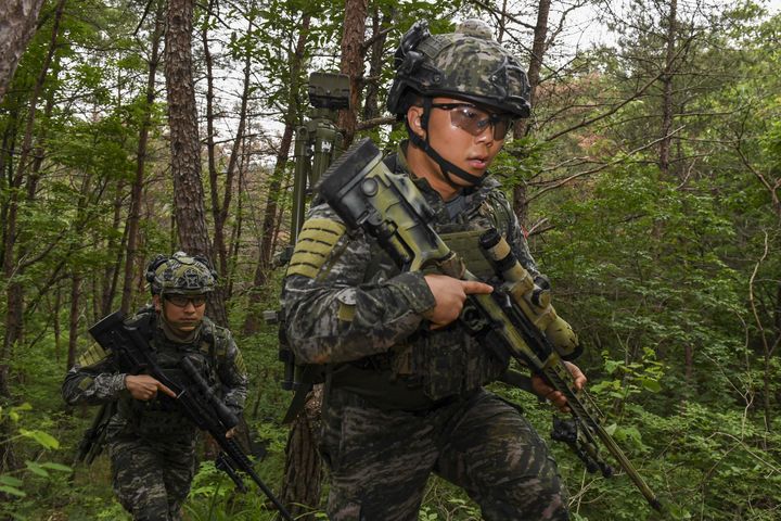 [서울=뉴시스] 해병대사령부는 지난 26일부터 30일까지 경북 포항 수성사격장에서 육·해·공군, 해병대와 미국, 필리핀, 호주 등 총 29개 팀의 저격수들이 참가한 가운데 제4회 해병대사령관배 저격수 경연대회를 실시하고 있다.사진은 제4회 해병대사령관배 저격수 경연대회에 참가한 해병대 저격수팀이 다음 스테이지 평가사격을 위해 기동하고 있다. (사진=해병대사령부 제공) 2025.05.29. photo@newsis.com *재판매 및 DB 금지