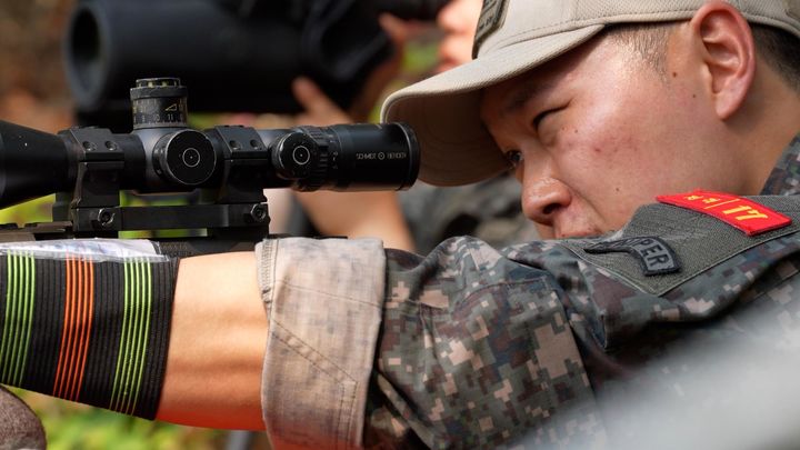 [서울=뉴시스] 해병대사령부는 지난 26일부터 30일까지 경북 포항 수성사격장에서 육·해·공군, 해병대와 미국, 필리핀, 호주 등 총 29개 팀의 저격수들이 참가한 가운데 제4회 해병대사령관배 저격수 경연대회를 실시하고 있다.사진은 제4회 해병대사령관배 저격수 경연대회에 참가한 육군 저격수가 목표를 향해 조준하고 있다. (사진=해병대사령부 제공) 2025.05.29. photo@newsis.com *재판매 및 DB 금지