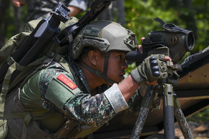[서울=뉴시스] 해병대사령부는 지난 26일부터 30일까지 경북 포항 수성사격장에서 육·해·공군, 해병대와 미국, 필리핀, 호주 등 총 29개 팀의 저격수들이 참가한 가운데 제4회 해병대사령관배 저격수 경연대회를 실시하고 있다.사진은 제4회 해병대사령관배 저격수 경연대회에 참가한 필리핀 관측수가 표적을 식별하고 제원을 산출하고 있다. (사진=해병대사령부 제공) 2025.05.29. photo@newsis.com *재판매 및 DB 금지