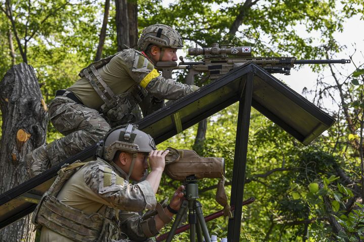 [서울=뉴시스] 해병대사령부는 지난 26일부터 30일까지 경북 포항 수성사격장에서 육·해·공군, 해병대와 미국, 필리핀, 호주 등 총 29개 팀의 저격수들이 참가한 가운데 제4회 해병대사령관배 저격수 경연대회를 실시하고 있다.사진은 제4회 해병대사령관배 저격수 경연대회에 참가한 공군 저격팀이 루프탑 장애물에서 목표를 향한 조준 사격을 준비하고 있다. (사진=해병대사령부 제공) 2025.05.29. photo@newsis.com *재판매 및 DB 금지