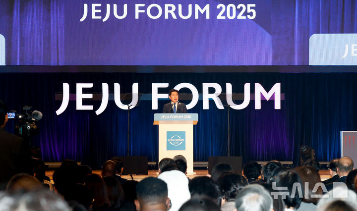 [서귀포=뉴시스] 오영훈 제주지사가 지난 5월29일 오전 제주 서귀포시 제주국제컨벤션센터에서 열린 '제20회 평화와 번영을 위한 제주포럼'에서 개회사를 하고 있다. (사진=뉴시스 DB). photo@newsis.com