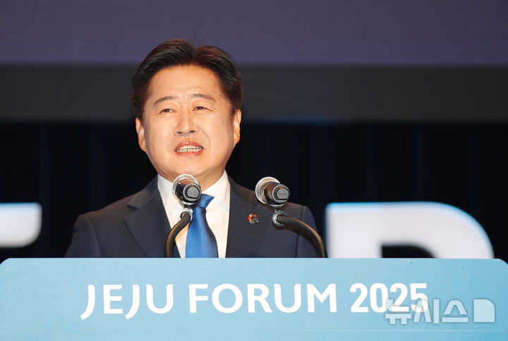 [서귀포=뉴시스] 우장호 기자 = 오영훈 제주지사가 29일 오전 제주 서귀포시 제주국제컨벤션센터에서 열린 '제20회 평화와 번영을 위한 제주포럼'에서 개회사를 하고 있다. 2025.05.29. woo1223@newsis.com