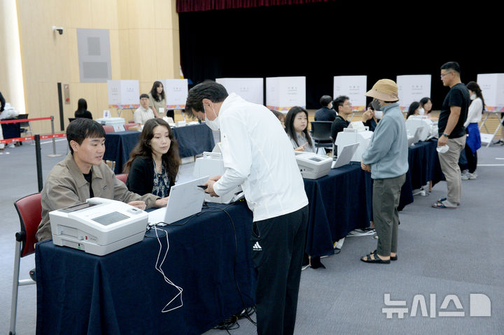 [울산=뉴시스] 배병수 기자 = 제21대 대통령선거 사전투표가 시작된 29일 울산 남구 남구청 6층 삼산동 사전투표소에서 유권자들이 투표에 앞서 신원확인을 하고 있다. 2025.05.29.bbs@newsis.com.