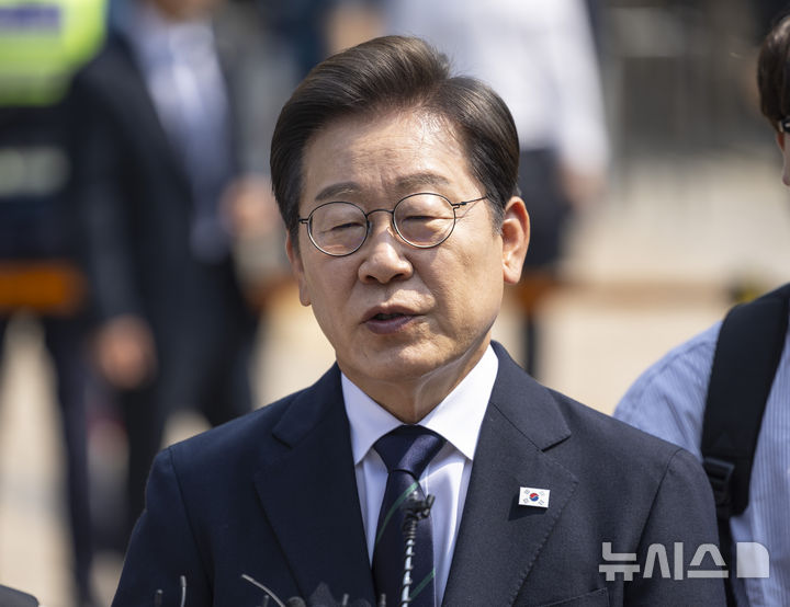 [서울=뉴시스] 조성우 기자 = 이재명 더불어민주당 대선후보가 제21대 대통령 선거 사전투표 첫날인 29일 오전 서울 서대문구 신촌동 주민센터 투표소에서 청년들과 함께 사전투표를 마치고 취재진의 질문에 답변하고 있다. (공동취재) 2025.05.29. photo@newsis.com