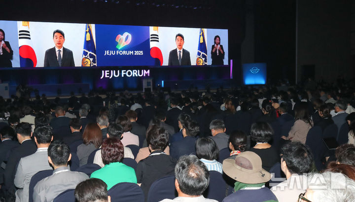 [서귀포=뉴시스] 우장호 기자 = 이주호 대통령 권한대행 부총리 겸 교육부 장관이 29일 오전 제주 서귀포시 제주국제컨벤션센터에서 열린 '제20회 평화와 번영을 위한 제주포럼'에서 영상을 통해 축사하고 있다. 2025.05.29. woo1223@newsis.com