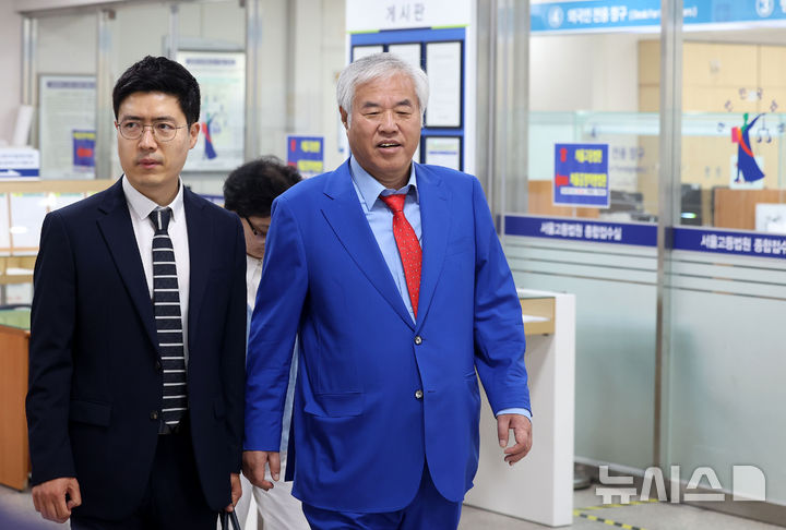 [서울=뉴시스] 홍효식 기자 = 전광훈 사랑제일교회 목사가 29일 오전 서울 서초구 서울고등법원에서 열리는 공직선거법 위반 관련 항소심 선고 공판에 출석하고 있다. 왼쪽은 이번 대선에서 자유통일당 후보로 출마했다가 사퇴한 전 목사 법률대리인 구주와 변호사. 2025.05.29. photo@newsis.com