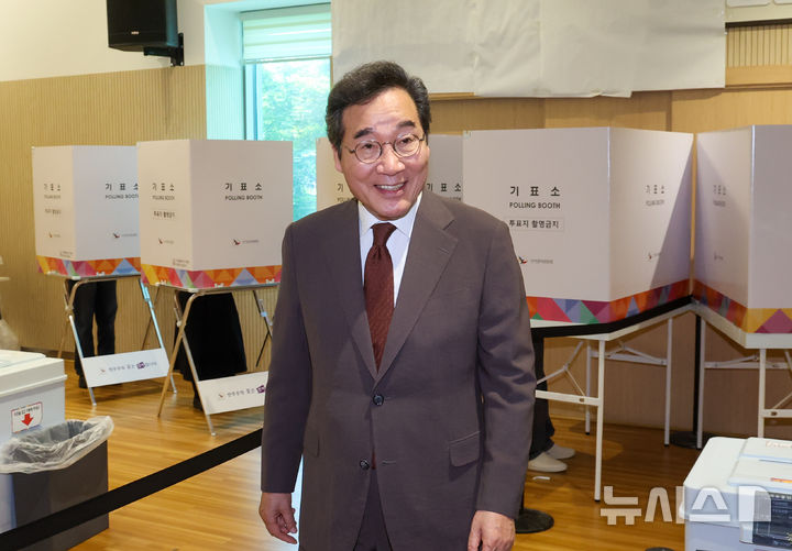 [서울=뉴시스] 김명년 기자 = 이낙연 전 국무총리가 29일 오전 서울 종로구 사직동 주민센터에 마련된 제21대 대통령선거 사전투표소에서 투표를 마치고 이동하고 있다. 2025.05.28. kmn@newsis.com