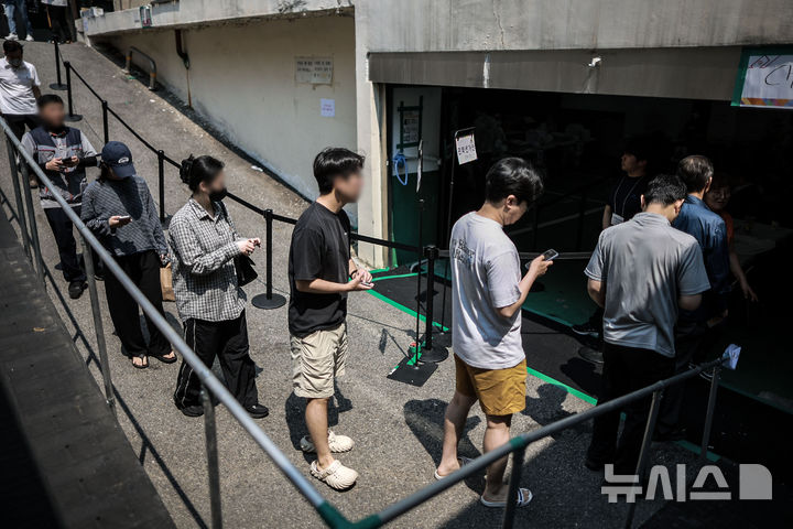 [서울=뉴시스] 정병혁 기자 = 제21대 대통령선거 사전투표 첫 날인 29일 서울 관악구 대학동주민센터 옥내주차장에 설치된 사전투표소를 찾은 유권자들이 투표를 위해 줄 서 있다.&nbsp; 2025.05.29. jhope@newsis.com