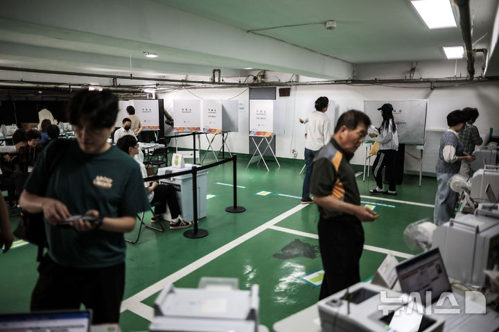 [서울=뉴시스] 정병혁 기자 = 제21대 대통령선거 사전투표 첫 날인 29일 서울 관악구 대학동주민센터 옥내주차장에 설치된 사전투표소를 찾은 유권자들이 투표를 하고 있다. 2025.05.29. jhope@newsis.com