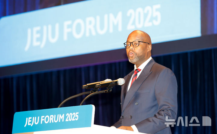 [서귀포=뉴시스] 우장호 기자 = 웸켈레 메네 아프리카대륙자유무역지대(AfCFTA) 사무총장이 29일 오전 제주 서귀포시 중문동 제주국제컨벤션센터에서 열린 '2025 제주포럼 개회식'에서 기조연설을 하고 있다. 2025.05.29. woo1223@newsis.com