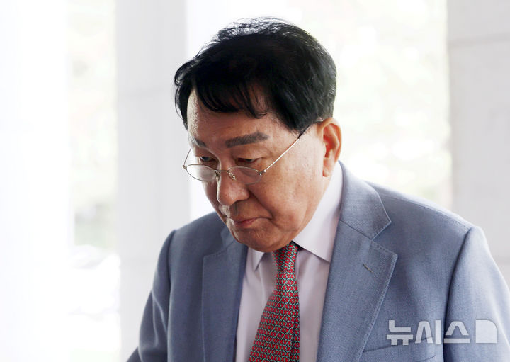 [서울=뉴시스] 홍효식 기자 = 공직선거법 위반 혐의로 기소된 안상수 전 인천시장이 29일 서울 서초구 대법원에서 열린 상고심 선고 공판에 출석하고 있다. 2025.05.29. photo@newsis.com