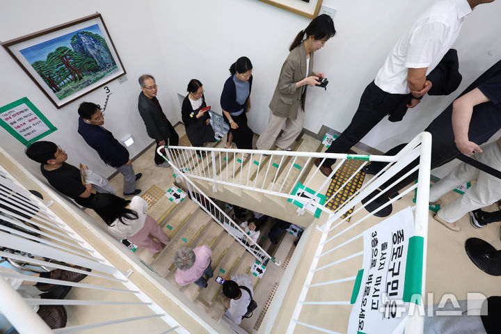 [서울=뉴시스] 김명년 기자 = 제21대 대통령선거 사전투표일인 29일 오전 서울 종로구 사직동 주민센터에 마련된 사전투표소에서 유권자들이 투표를 위해 줄을 서있다. 2025.05.29. kmn@newsis.com