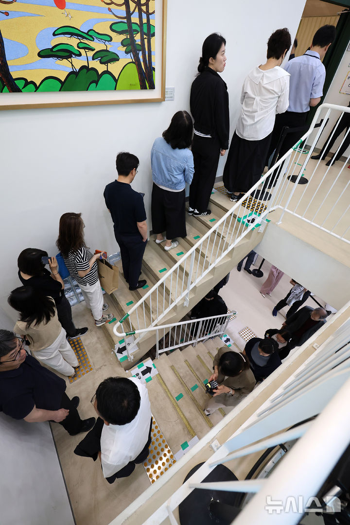 [서울=뉴시스] 김명년 기자 = 제21대 대통령선거 사전투표일인 29일 오전 서울 종로구 사직동 주민센터에 마련된 사전투표소에서 유권자들이 투표를 위해 줄을 서있다. 2025.05.29. kmn@newsis.com