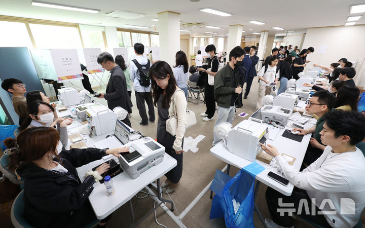 [서울=뉴시스] 김진아 기자 = 제21대 대통령선거 사전투표가 시간된 29일 서울 서대문구 구 신촌동주민센터에 마련된 사전투표소에서 대학생 유권자들이 투표를 하기위해 줄을 서고 있다. 2025.05.29. bluesoda@newsis.com